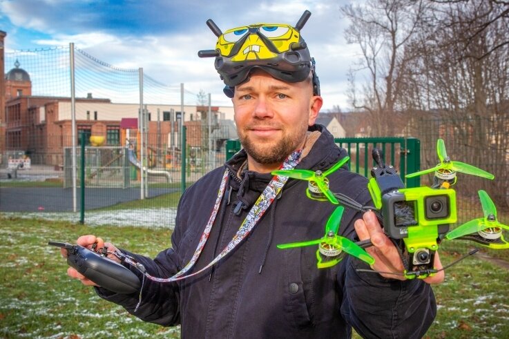 34-Jähriger entwickelt Faible für Flugabenteuer per Fernsteuerung - Marcel Wanke mit der großen Drohne vor der Kindertagesstätte "Baumwollzwerge" in Flöha, für die er ein Präsentationsvideo gefilmt hat. 