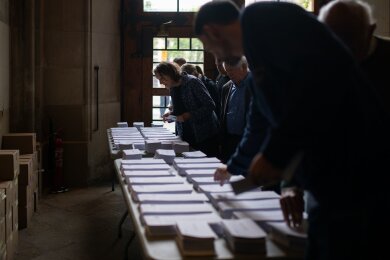 Die Qual der Wahl: Menschen machen an der Universitat de Barcelona von ihrem Stimmrecht Gebrauch. Fast sechs Millionen Katalanen sind an die Urnen gerufen worden, um ihren Präsidenten für die nächsten vier Jahre zu bestimmen.