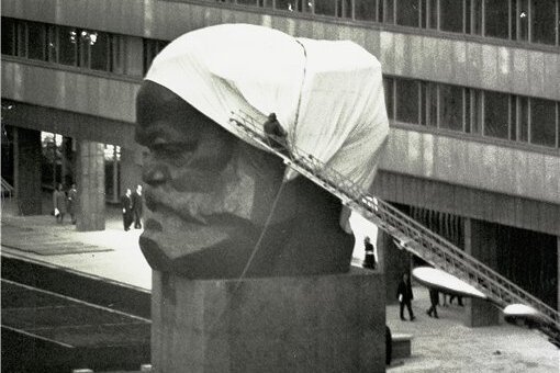 In Einzelteilen wird es angeliefert, vor Ort zusammengeschweißt und schließlich am 9. Oktober 1971 eingeweiht: das Karl-Marx-Monument. 