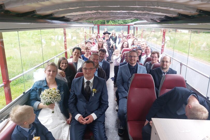 Zwar blieb das Cabriodach zeitweise geschlossen, doch Brautpaar Isabel und Mirko Schreiber (vorn) sowie die Hochzeitsgesellschaft hatten sichtlich Spaß an der besonderen Busfahrt.