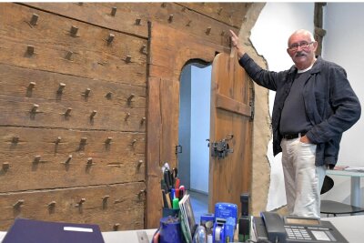 Architekt Dr. Volker Benedix an einer historischen Bohlenwand im Pressehaus. Am Sonntag lädt das Haus zu Rundgängen ein.