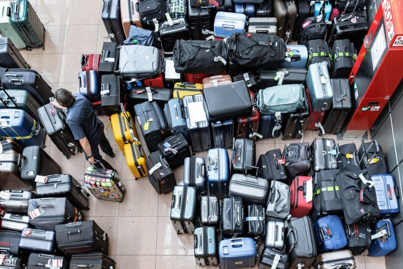 Stau bei der Gepäckabfertigung: Nach dem Ausfall einer Sortieranlage am Hamburger Flughafen, müssen die Koffer und Taschen von Hand zugeordnet und zu den Maschinen gebracht werden.