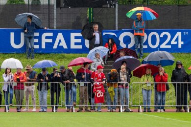 Zuschauer verfolgen bei Regen das Trainings der schottischen Nationalmannschaft in Garmisch Partenkirchen.