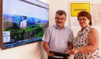 Gemeindemitarbeiterin Manuela Walter und Bürgermeister Sylvio Krause haben sich darum gekümmert, die Amtsberger Panoramakamera mit zahlreichen Informationen zu touristischen Zielen zu "füttern". 