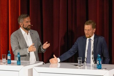 Wirtschaftsminister Martin Dulig (l.) und Ministerpräsident Michael Kretschmer streiten im Dresdner Kino Schauburg über Kretschmers Forderungen zum Umgang mit dem Ukrainekrieg. 