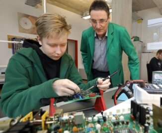 Der Auszubildende Lucas Hensel wird im Elektroniklabor der Firma Mugler von Ausbildungsleiter Rainer Herrmann unterrichtet.