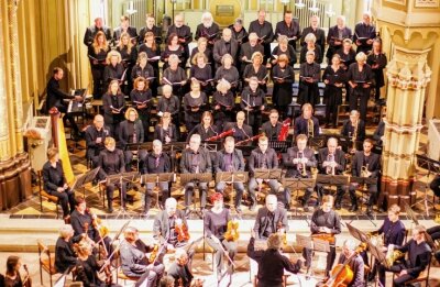 85 Musiker stellten das Kirchenkonzert unter der Leitung von Kantor i.R. Christfried Eger auf die Beine. 