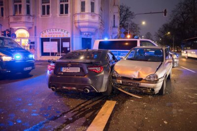 35-jähriger Autofahrer übersieht Gegenverkehr beim Abbiegen - Der Schaden der zwei kollidierten Unfallwägen.