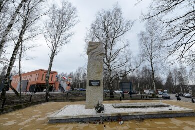 Außenansicht mit Gedenkstele des  Europäischen Zentrums für Bildung und Kultur in Zgorzelec (Polen), der Nachbarstadt von Görlitz in Sachsen am 15.01.2015.