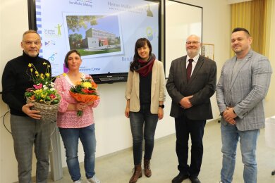 Holger Bachmann, der Leiter der Oberschule Eppendorf (2. v. r.), bekam von Landrat Dirk Neubauer, Peggy Seifert-Klotz, Melanie Möbius sowie Rico Andreas von der IHK Chemnitz (v. l.) Glückwünsche zur Verleihung des Praxis-Awards.