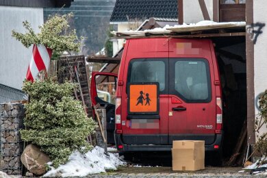 Dieses Auto gehört hier nicht hin: Der Schulbus, der am Mittwoch in einen Carport an der Wiesener Straße in Kirchberg krachte.