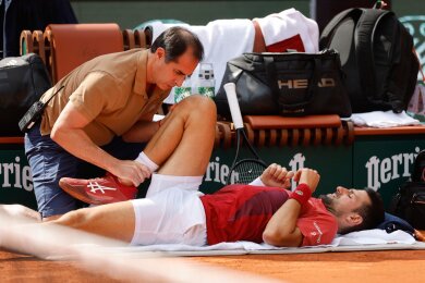 Novak Djokovic musste sich während seines Matches gegen Francisco Cerundolo am rechten Knie behandeln lassen.