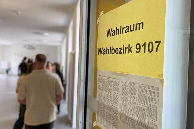 Vor dem Wahllokal in der Grundschule an der Weststraße standen mittags zahlreiche Wählerinnen und Wähler vor den Wahlkabinen an.