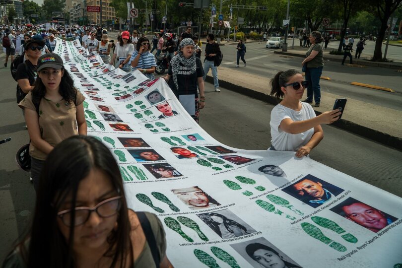 Angehörige von verschwundenen Menschen nehmen in Mexiko-Stadt an einem Protest gegen die schleppenden Ermittlungen teil. Nach offiziellen Angaben gelten in Mexiko rund 100.000 Menschen als verschwunden.
