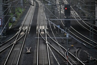 Kabeldiebe haben den Zugverkehr in Teilen des Ruhrgebiets und im Norden Nordrhein-Westfalens über Stunden lahmgelegt.