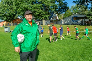 Mirko Ullmann ist seit rund drei Jahren als Trainer beim FSV Burkhardtsdorf aktiv. In der Erzgebirgsliga droht in dieser Saison der Abstieg.