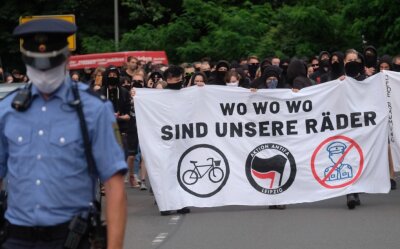 350 Personen demonstrieren gegen Leipziger Polizei - Teilnehmer einer linken Demonstration gehen mit Transparenten durch den Stadtteil Connewitz. Sie machen dabei auf den Korruptionsfall innerhalb der sächsischen Polizei um gestohlene Fahrräder aufmerksam.