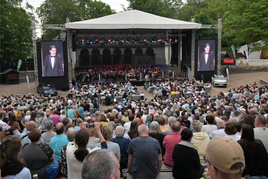 3500 Besucher erleben die 21. „Classic unter Sternen“ in Zwickau - Auf der Freilichtbühne in Zwickau haben am Samstag die „Classics unter Sternen“ stattgefunden.