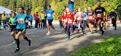 Kurz nach dem Start: Roman Rudert (Nummer 112) gewann über fünf Kilometer, Thomas Ungethüm (23) über zehn. 