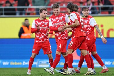 Kilian Senkbeil lässt sich als Torschütze feiern: Fünf Treffer schenkte der FSV Zwickau Rot-Weiß Erfurt ein.