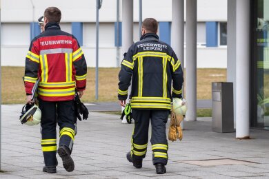 Zwei Feuerwehrmänner laufen auf dem Areal der Landesfeuerwehr- und Katastrophenschutzschule in Nardt entlang.