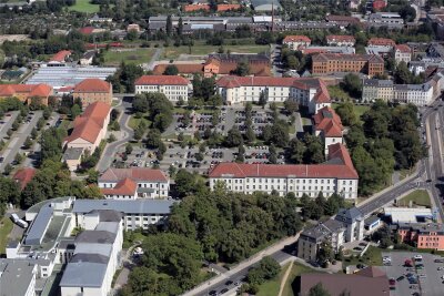 Die Stadt Zwickau hat das Verwaltungszentrum nach 20 Jahren Leasing zurückgekauft. Der Landkreis ist der größte Mieter.