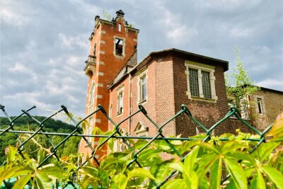 Die Wilisch-Villa in Oberschlema bietet seit vielen Jahren keinen herrschaftlichen Anblick mehr. Sie verfällt – und soll Neubauten weichen. Wie diese aussehen sollen, hat der Ortschaftsrat jetzt zu Papier gebracht.