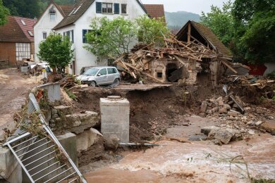 Spuren der Naturgewalt: ein durch Hochwasser zerstörtes Gebäude an der Wieslauf in Baden-Württemberg.