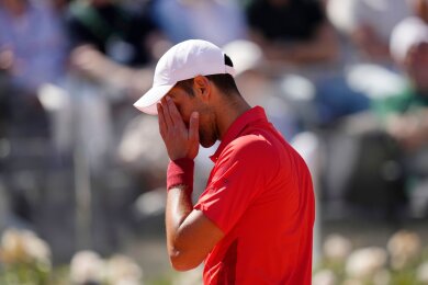 Novak Djokovic schied in Rom nach einer schwachen Leistung überraschend aus.