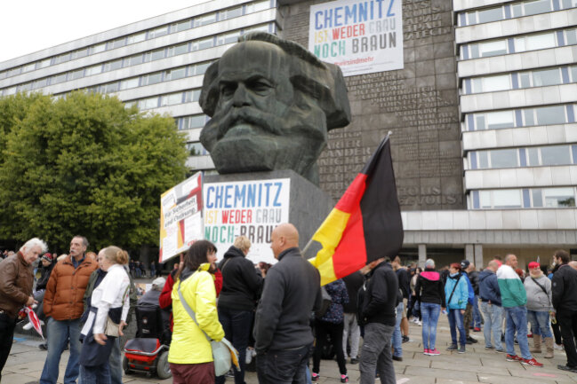 Mehrere hundert Teilnehmer haben sich am Freitagabend zur Kundgebung von Pro Chemnitz am Karl-Marx-Monument versammelt.