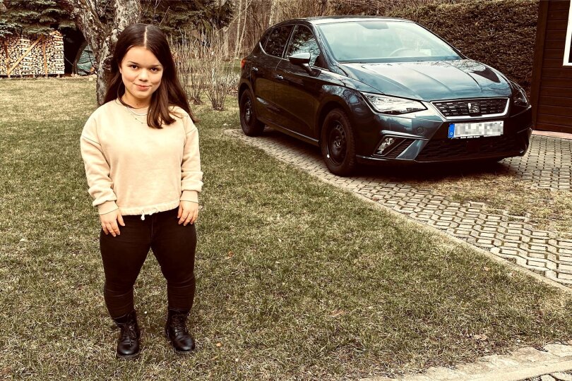 Celina Röwer ist kleinwüchsig, freut sich nun auf die Fahrschule. Dank der Unterstützung von „Leser helfen“ wurde für sie das Auto des Vaters umgerüstet, sodass sie nach den Prüfungen bald selbst fahren kann. Die 1,20 Meter große Frau wurde in Dresden geboren, lebt aber schon sehr lange in Jahnsdorf.