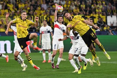 Dortmunds Niclas Füllkrug (r) kommt zum Kopfball - er erziehlt gegen Paris Saint-Germain das entscheidende Tor in der Champions League.