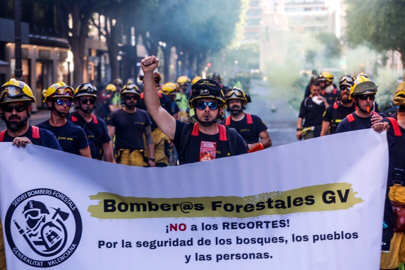 Ihr Beruf ist es, Waldbrände zu löschen. Für eine Demonstration gegen Kürzungen und für einen einheitlichen Tarifvertrag gehen Feuerwehrleute der Generalitat Valenciana in der spanischen Stadt Valencia auf die Straße.