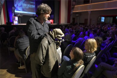 Unter dem Motto „Die Echse macht sich schlau“ führte Puppenspieler Michael Hatzius durch den Abend im Tivoli Freiberg. Auch das Publikum wurde einbezogen.