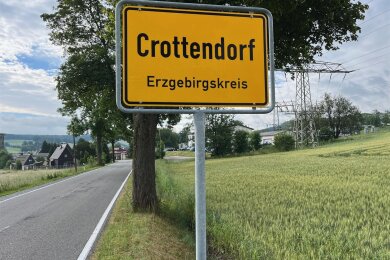 Ein Unternehmen will nahe der Scheibenberger Straße in Crottendorf einen Batteriespeicher errichten. Der Rat hat einen Grundstücksverkauf dafür beschlossen.