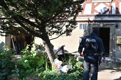 In zwölf Bundesländern ging die Polizei gegen die rechtsextremistische Gruppierung "Die Artgemeinschaft" vor. Im Bild Einsatzkräfte der Polizei bei der Durchsuchung eines Objekts im baden-württembergischen Hesselbronn. 