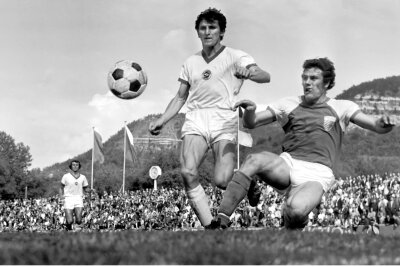Das Archivfoto von 1973 zeigt Heinz Wohlrabe (links) bei einem Oberliga-Spiel der BSG Sachsenring Zwickau gegen Carl Zeiss Jena im Duell mit DDR-Auswahlspieler Eberhard Vogel (rechts). Foto: Frank Kruczynski