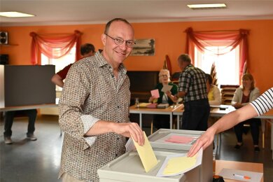 Wolfram Günther an der Wahlurne.