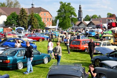Zur vierten Auflage der Cars & Bike Night am Ritterhof in Altmittweida kamen am Samstag knapp 200 Teilnehmer mit ihren Fahrzeugen, die von gut 500 Besuchern bestaunt wurden.
