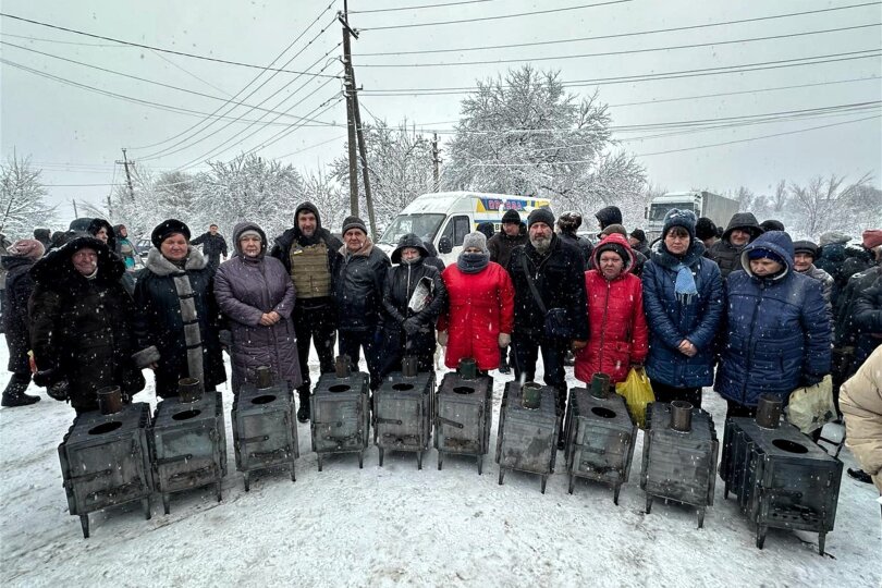 Zehn Menschen aus der Ostukraine freuen sich über einen gespendeten Ofen. Einer kostet um die 170 Euro.