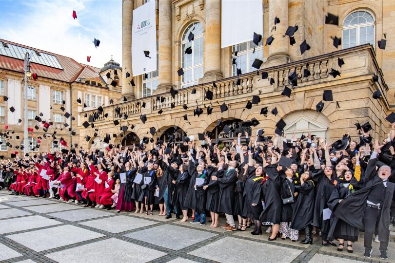 Und die Hüte fliegen. Mehr als 400 junge Frauen und Männer feiern ihren Abschluss an der TU Chemnitz.