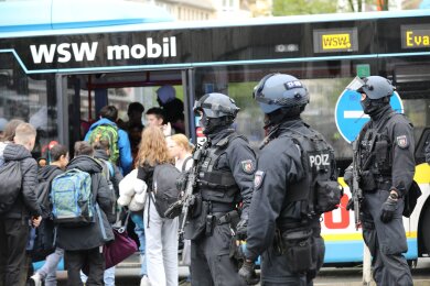 Polizisten führen Schüler in Wuppertal aus dem Gebäude in einen Evakuierungsbus.
