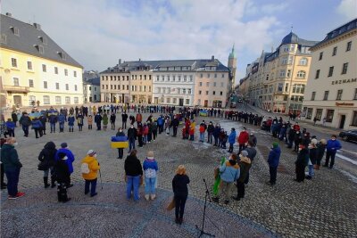 Zum Abschluss der Kundgebung am 5. März 2022 stellten sich die Teilnehmer so auf, dass sich auf dem Annaberger Markt ein riesiges Peace-Zeichen als Friedenssymbol ergab.