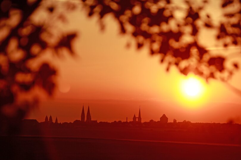 Über Halberstadt in Sachsen-Anhalt geht die Sonne auf. Das Wetter dürfte heute viele Menschen in Deutschland ins Grüne ziehen. An Christi Himmelfahrt wird mit viel Sonnenschein gerechnet.
