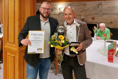 Besondere Überraschung zum 70. Geburtstag: Volkmar Thalheim vom FSV Steudten bekam von KSB-Geschäftsführer die Ehrenplakette des Kreissportbundes überreicht.