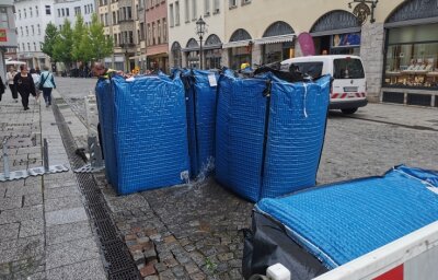 38.000 Liter Wasser in den Gully - An der Äußeren Plauenschen Straße hat die Zwickauer Stadtverwaltung nach dem Stadtfest Wasser aus Anti-Terror-Sperren weggegossen. In Trockenzeiten ein falsches Signal, kritisieren Anlieger. 