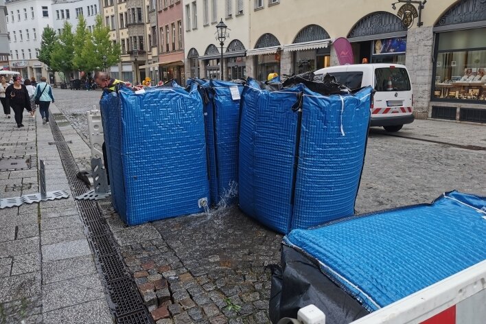 38.000 Liter Wasser in den Gully - An der Äußeren Plauenschen Straße hat die Zwickauer Stadtverwaltung nach dem Stadtfest Wasser aus Anti-Terror-Sperren weggegossen. In Trockenzeiten ein falsches Signal, kritisieren Anlieger. 