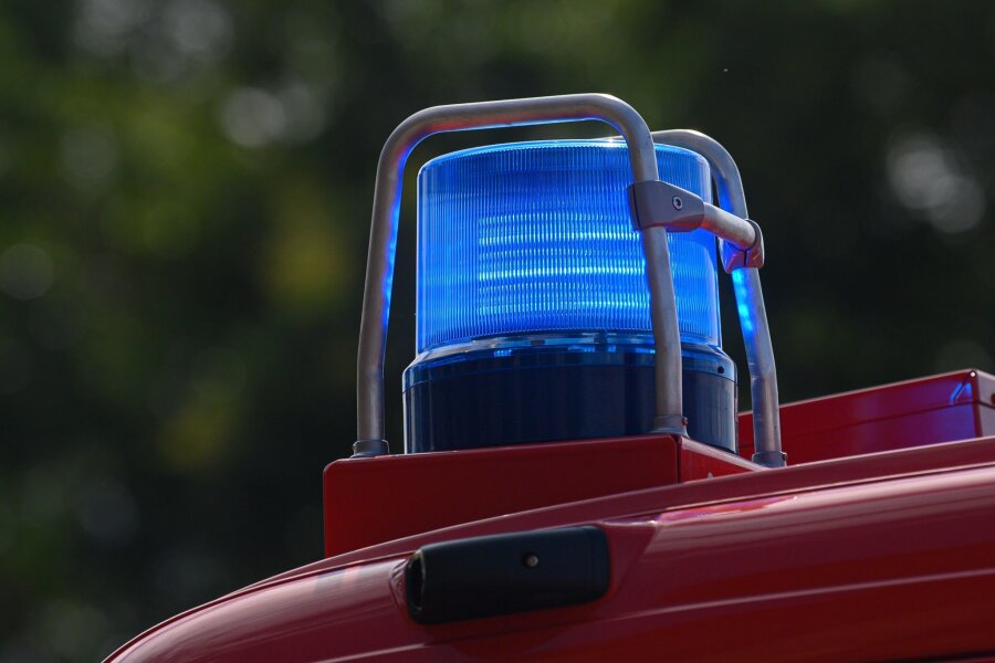 38-Jähriger bei Wohnungsbrand schwer verletzt - Ein Blaulicht leuchtet auf dem Dach eines Einsatzfahrzeugs der Feuerwehr.