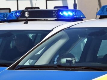 38-Jähriger wehrt sich gegen Gewahrsamnahme: Zwei Polizisten leicht verletzt - Ein 38-Jähriger hat sich am Montagabend in der Badergasse in Crimmitschau gegen seine Gewahrsamnahme durch Polizeibeamte zur Wehr gesetzt.