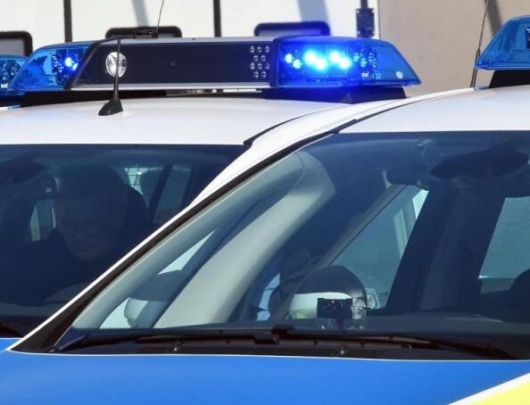 38-Jähriger wehrt sich gegen Gewahrsamnahme: Zwei Polizisten leicht verletzt - Ein 38-Jähriger hat sich am Montagabend in der Badergasse in Crimmitschau gegen seine Gewahrsamnahme durch Polizeibeamte zur Wehr gesetzt.